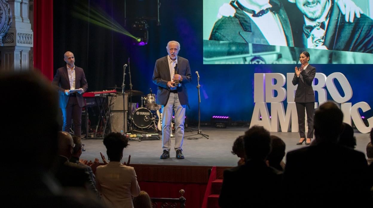 Fernando Trueba recoge el Premio Ciudad de Huelva en el Gran Teatro