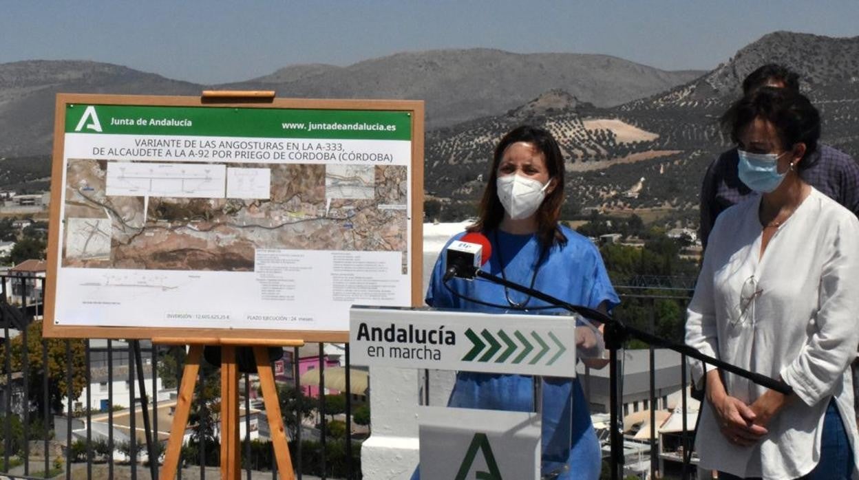 La delegada de Fomento y la alcaldesa de Priego, en un acto de presentación de la Variante de las Angosturas