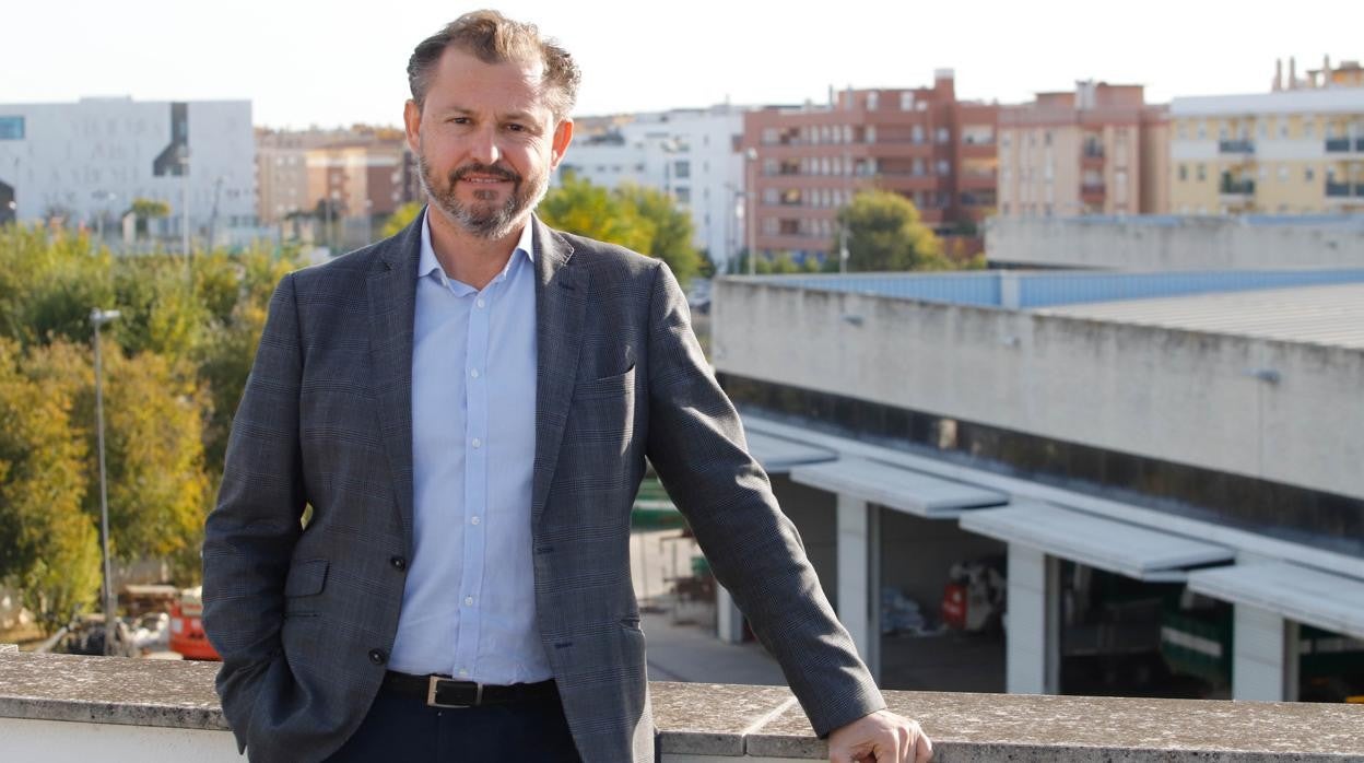 El edil David Dorado, ayer en la sede de la Concejalía de Infraestructuras antes de empezar la entrevista con ABC