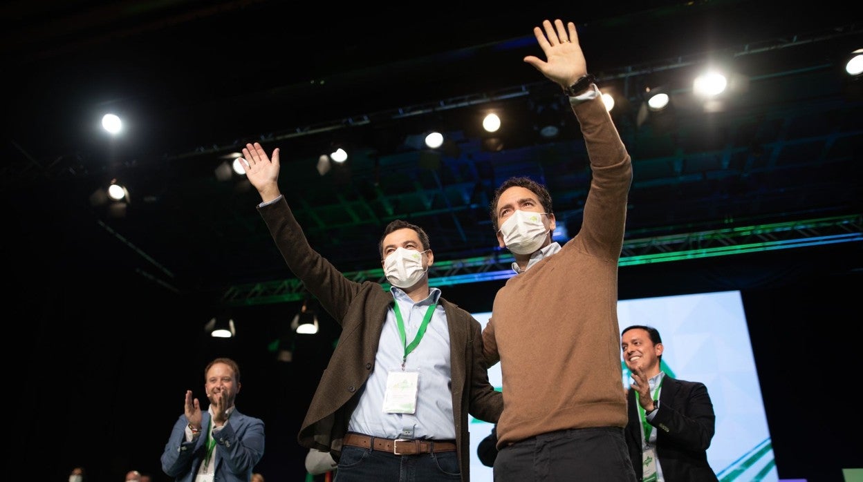 Juanma Moreno y Teodoro García Egea posa durante el Congreso Regional del PP andaluz