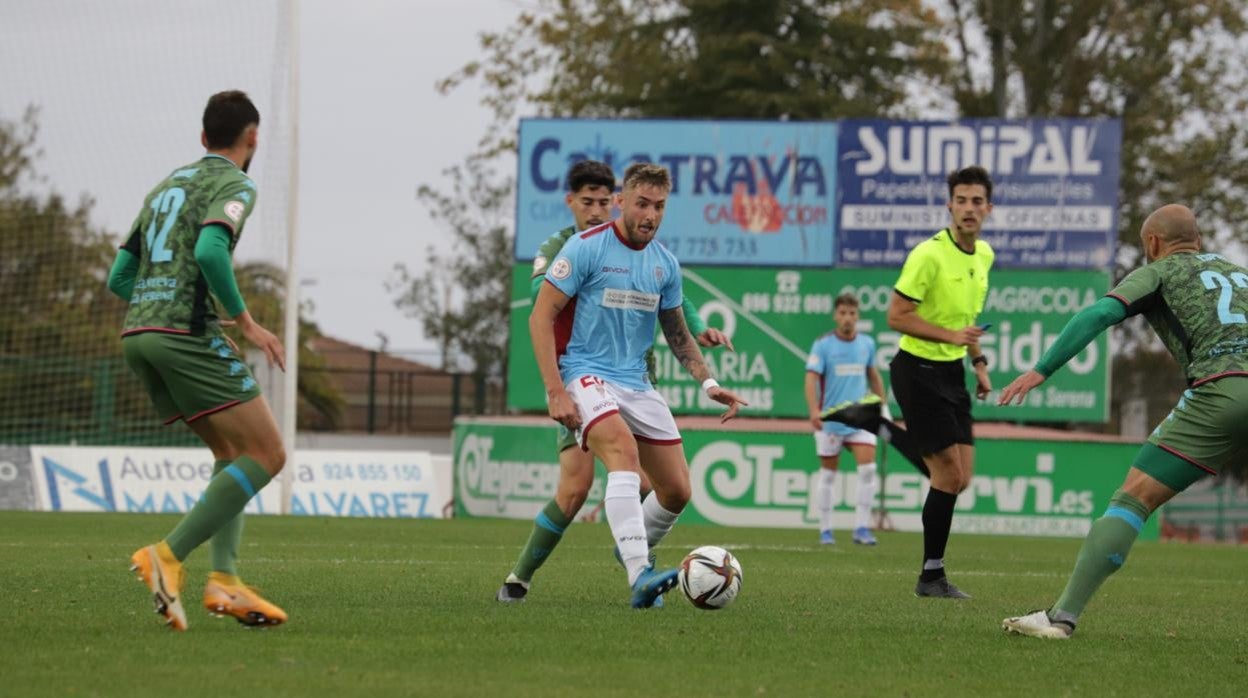 Antonio Casas, en una acción en el partido ante el Villanovense