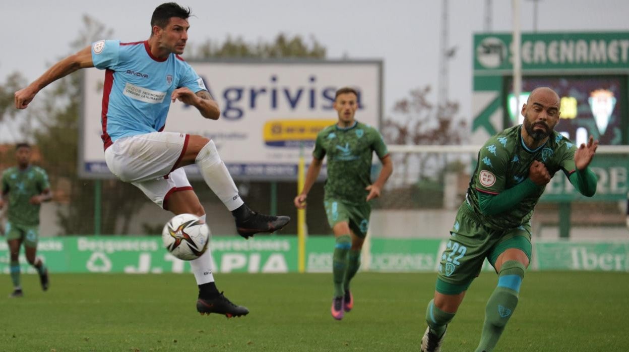 Willy, máximo goleador del Córdoba, en un disparo a portería ante el Villanovense