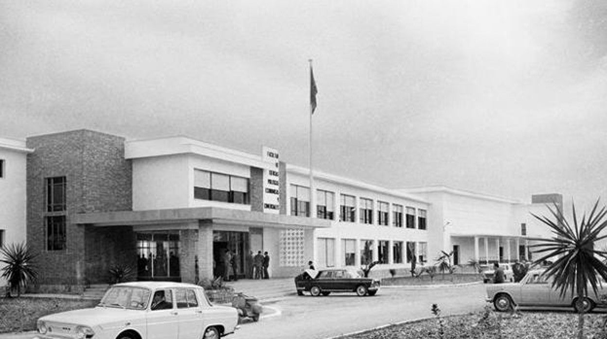 Primer edificio que acogió la Facultad y que tuvo que ser demolido en 1977