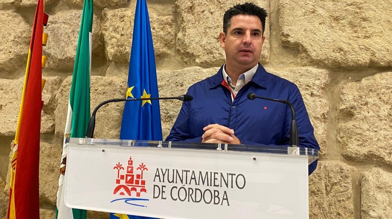 El portavoz municipal de IU, Pedro García, durante una comparencia en el Ayuntamiento de Córdoba