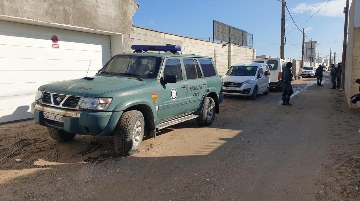 Imagen de la Guardia Civil en La Línea durante uno de los registros en El Zabal