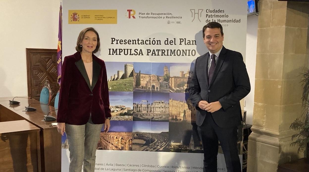 El alcalde de Córdoba, José María Bellido, junto a la ministra de Turismo, Reyes Maroto