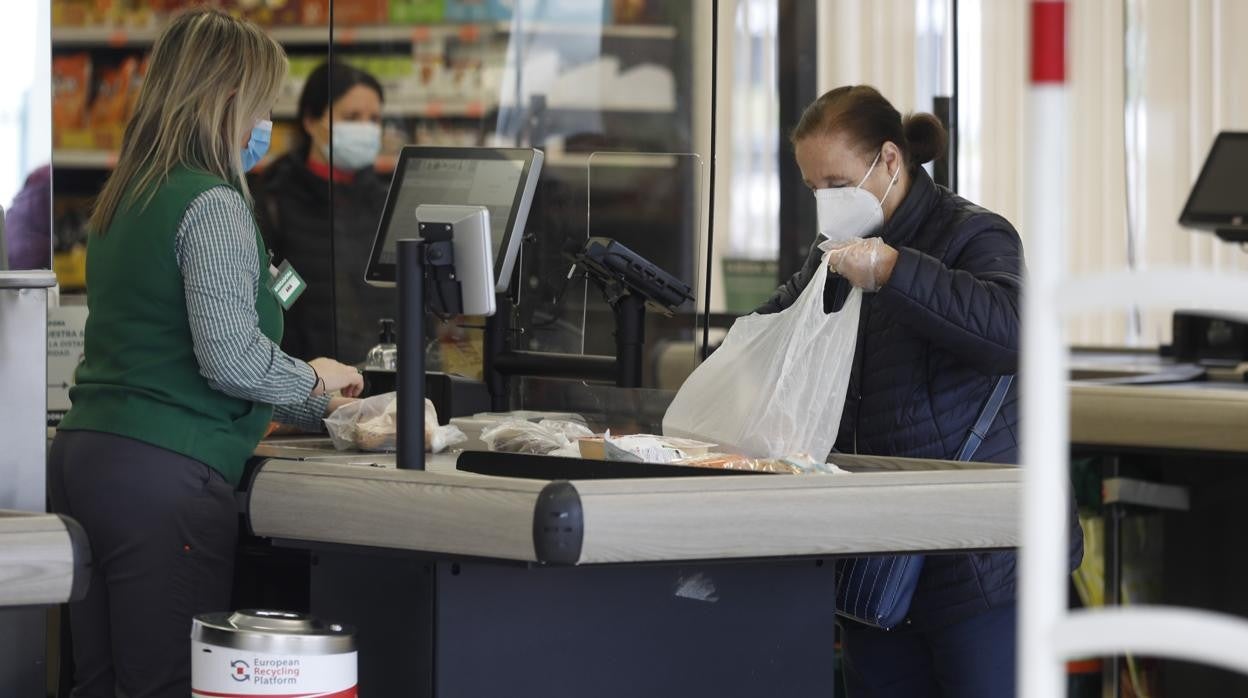 Una mujer compra en un supermercado de Mercadona en la ciudad de Córdoba