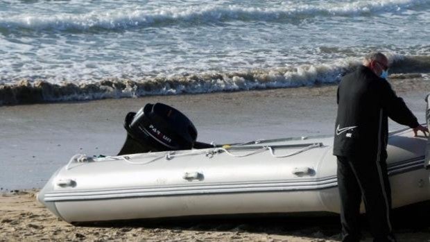 Desembarca en Chipiona una lancha neumática con 16 inmigrantes marroquíes a bordo