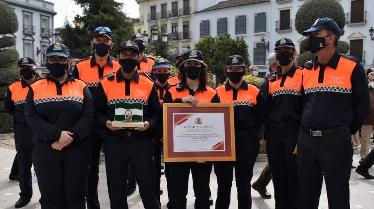 Voluntarios de Protección Civil de Priego con un reconocimiento por su labor durante la pandemia