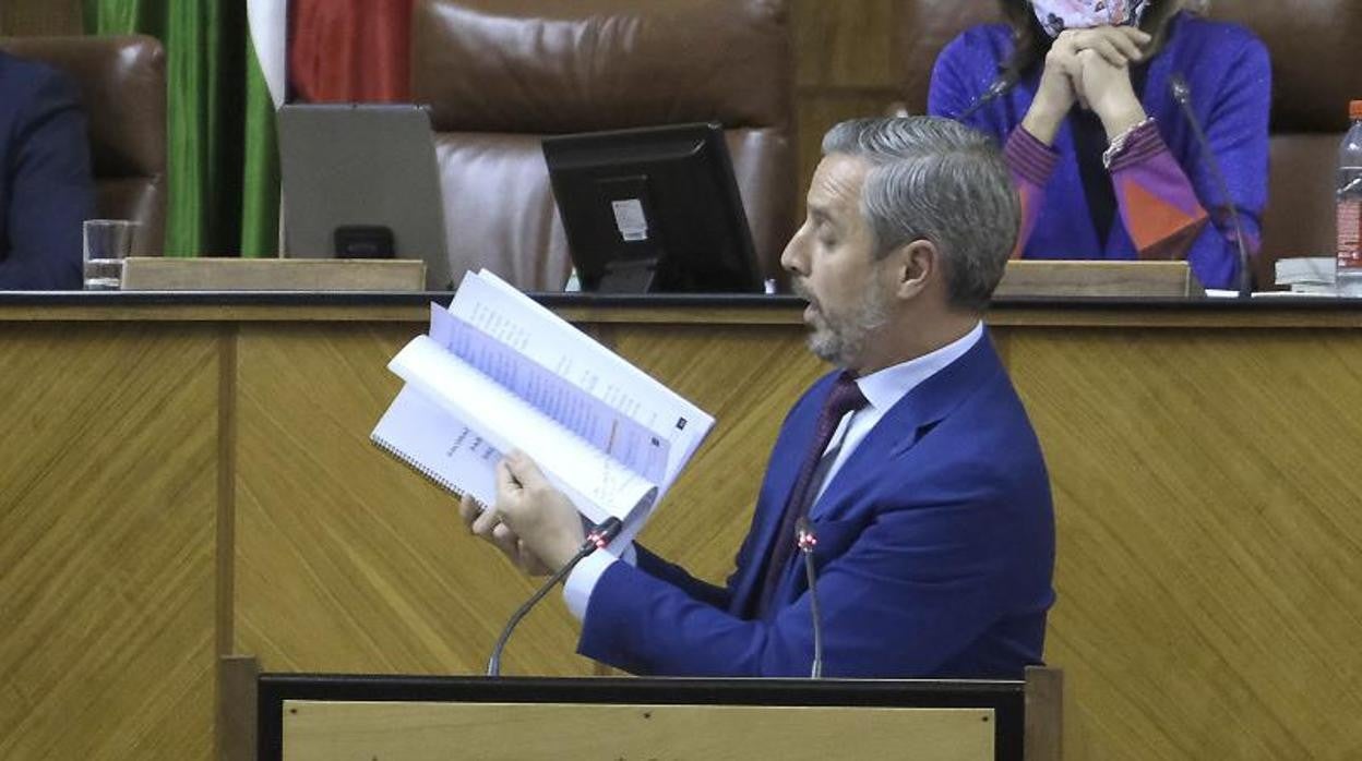 El consejero de Hacienda, Juan Bravo, mostrando los documentos de la negociación en el Parlamento