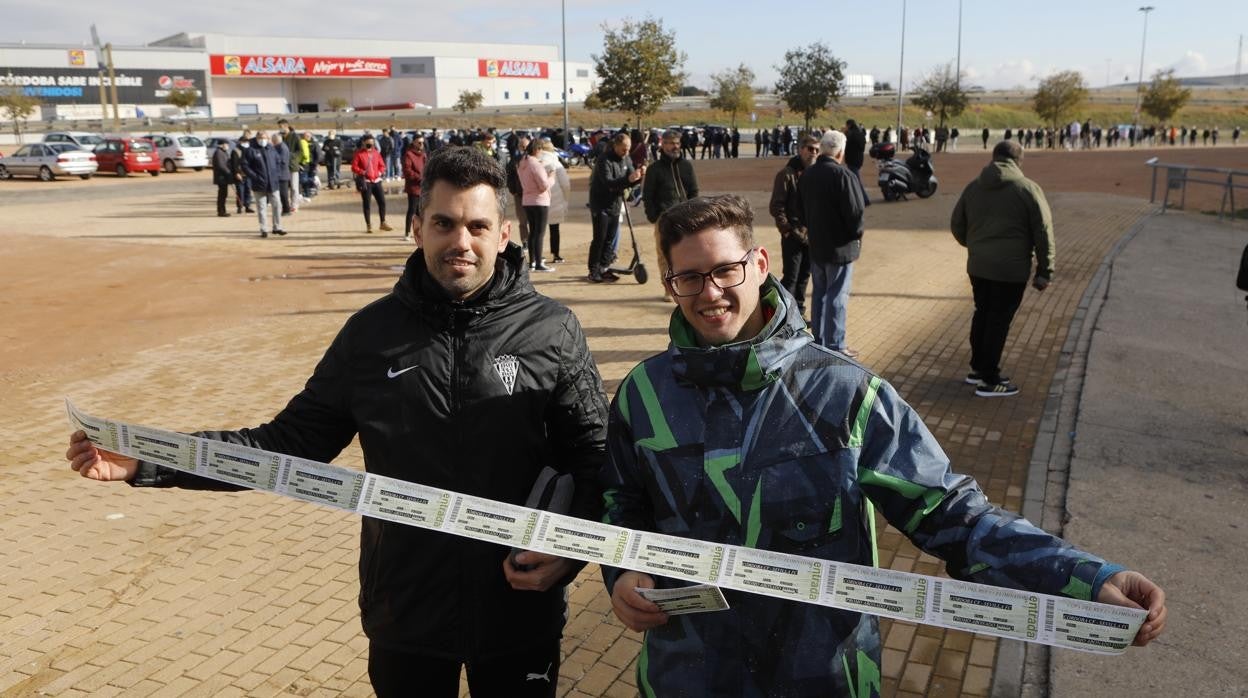 Aficionados del Córdoba CF con sus entradas para el Sevilla FC con largas colas a su espalda