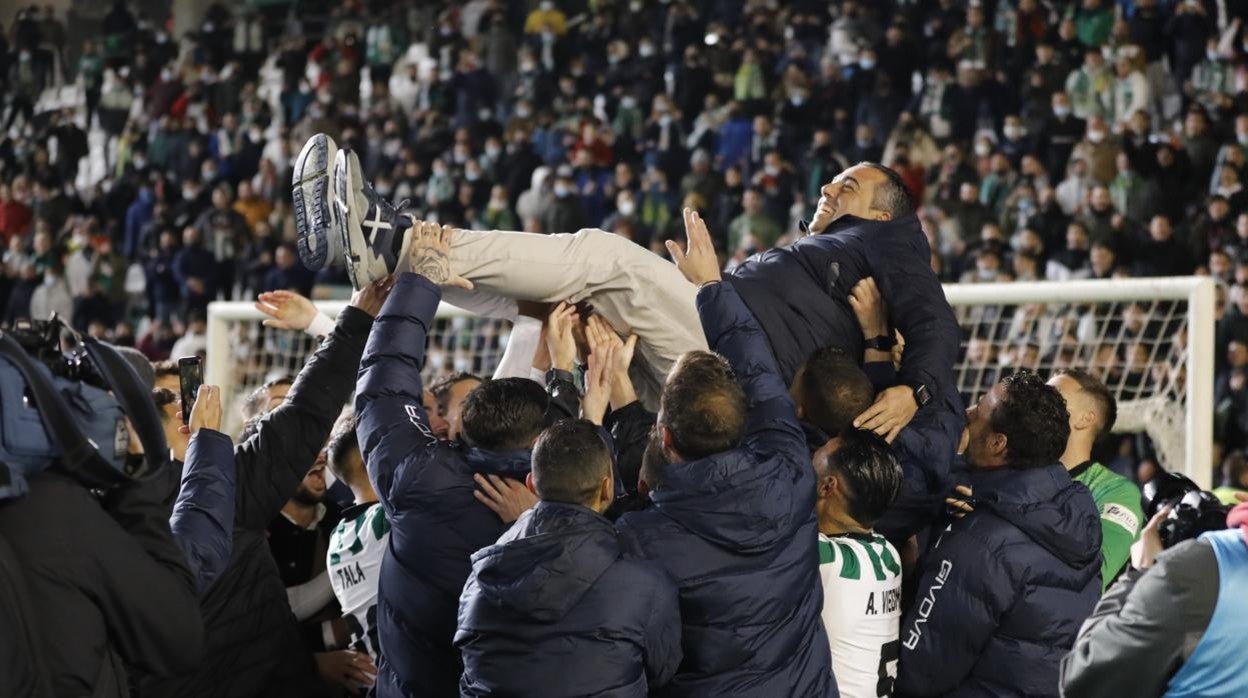 La plantilla del Córdoba festeja el título junto a la afición