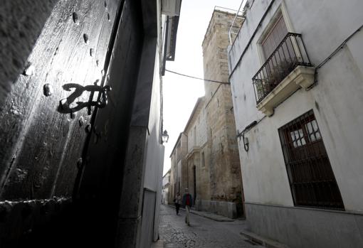 Vista del convento con la torre desde la calle Rey Heredia