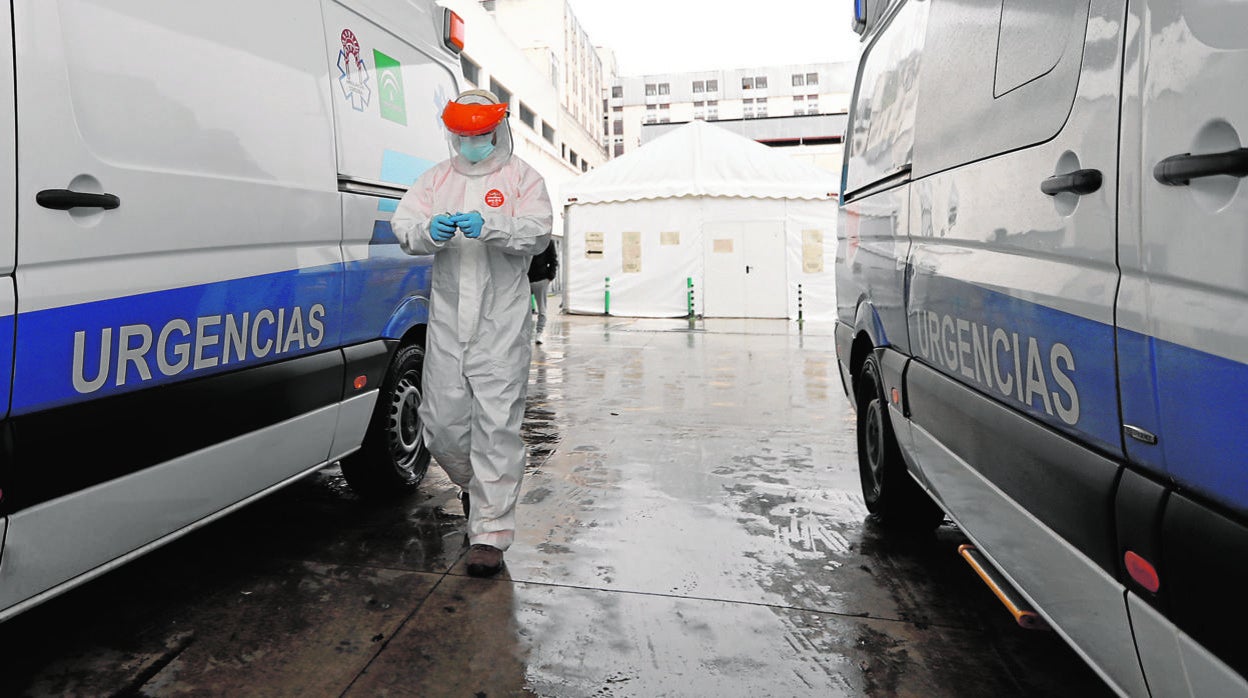 Un profesional sanitario tras realizar un ingreso en las Urgencias del Hospital Reina Sofía