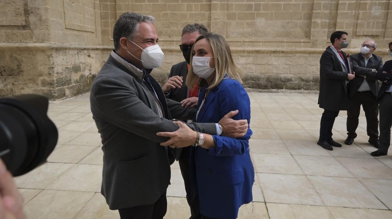 Marifrán Carazo es felicitada por Elías Bendodo en el Parlamento andaluz