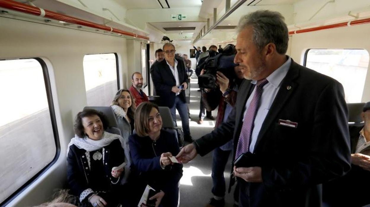 Autoridades socialistas (la subdelegada Rafi Valenzuela y la entonces alcaldesa, Isabel Ambrosio) en el primer recorrido del supuesto Cercanías, el 20 de octubre de 2018. Foto: Valerio Merino