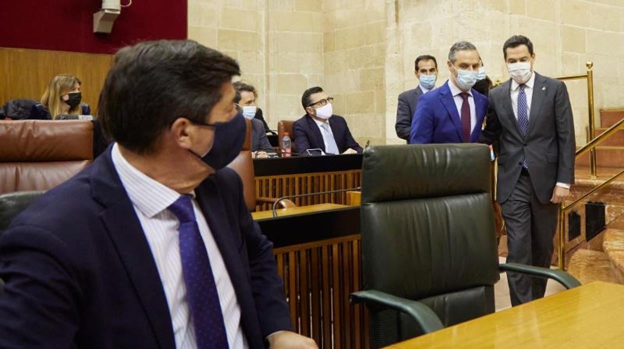 Juan Marín, sentado, espera a Juan Bravo y Juanma Moreno en el Pleno de Presupuestos