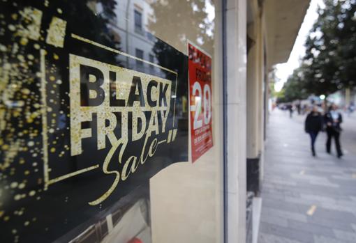 Calles llenas en una jornada de descuentos y compras a la que se suma el pequeño comercio en Córdoba