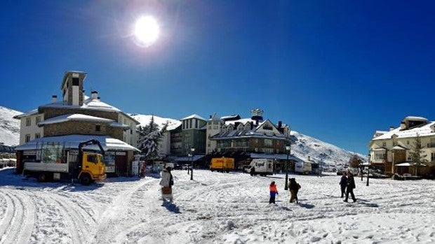 Un incendio en Sierra Nevada reabre el debate sobre la ausencia de bomberos en Pradollano