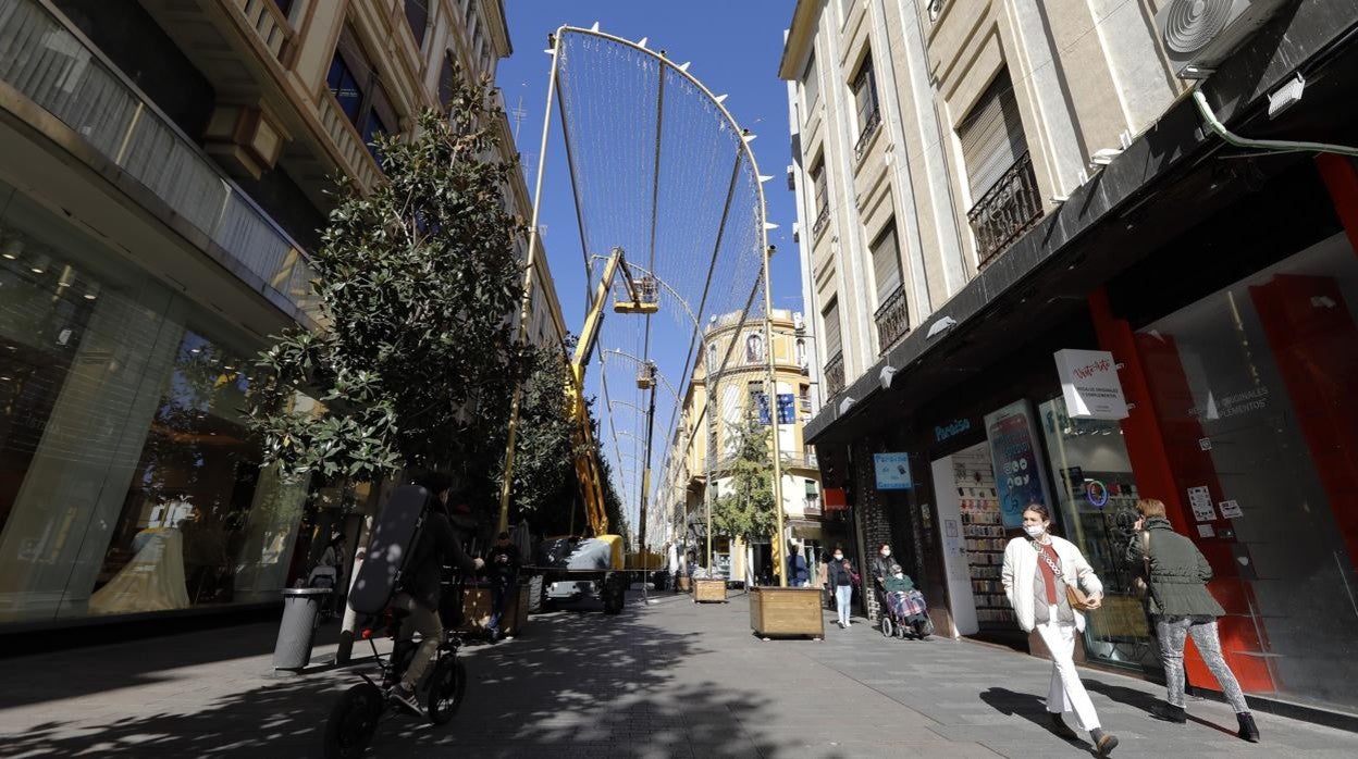 La calle Cruz Conde, peatonalizada, durante la instalación del espectáculo de Navidad