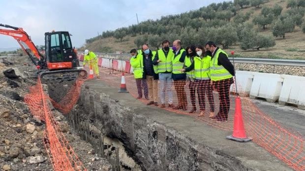 La Junta invierte más de 643.000 euros para evitar el derrumbe de la ladera de la carretera A-318 en Lucena