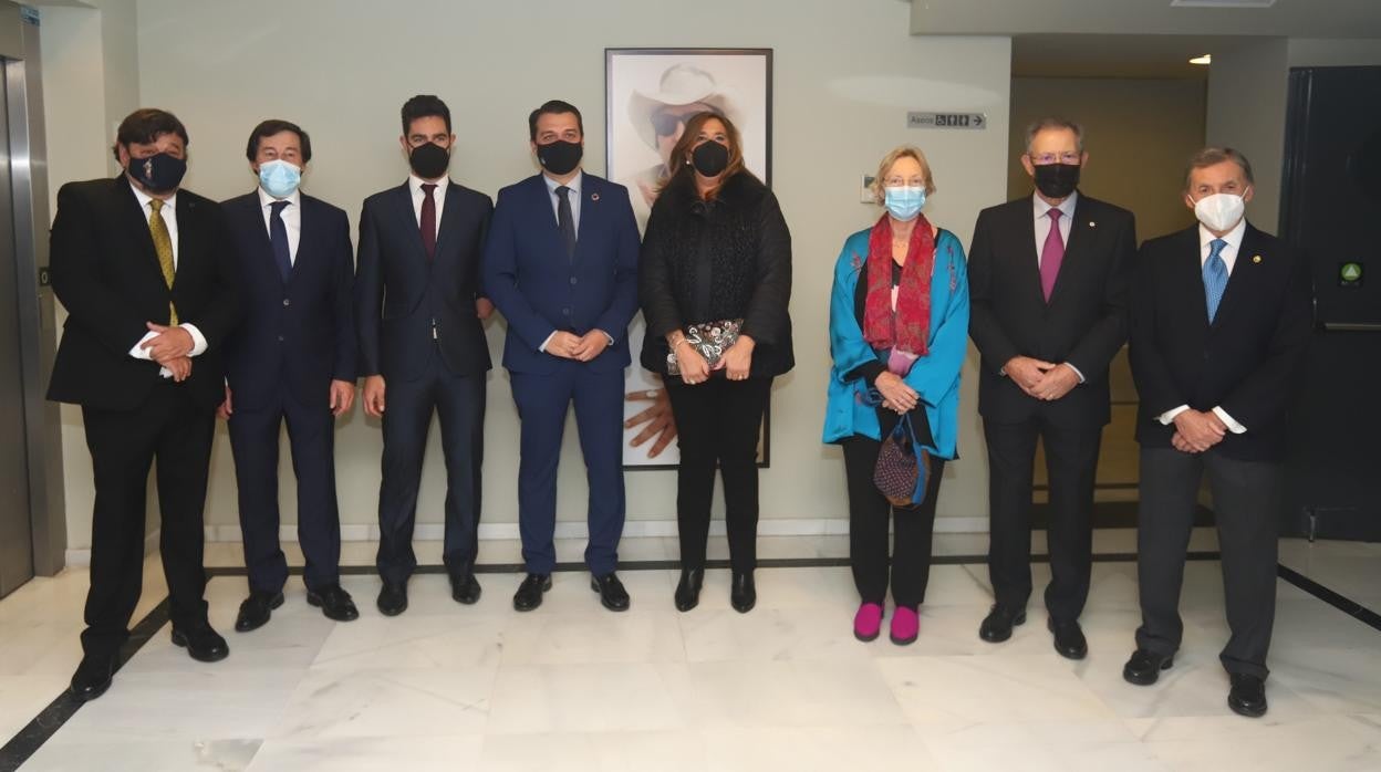 Los galardonados, junto al alcalde de Córdoba y los representantes de los informadores sanitarios en el Teatro Góngora