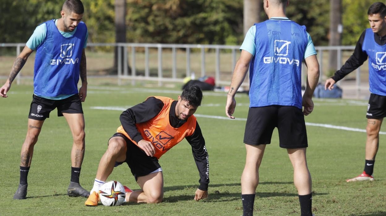 Willy, en el suelo, en el entrenamiento en la Ciudad Deportiva blanquiverde