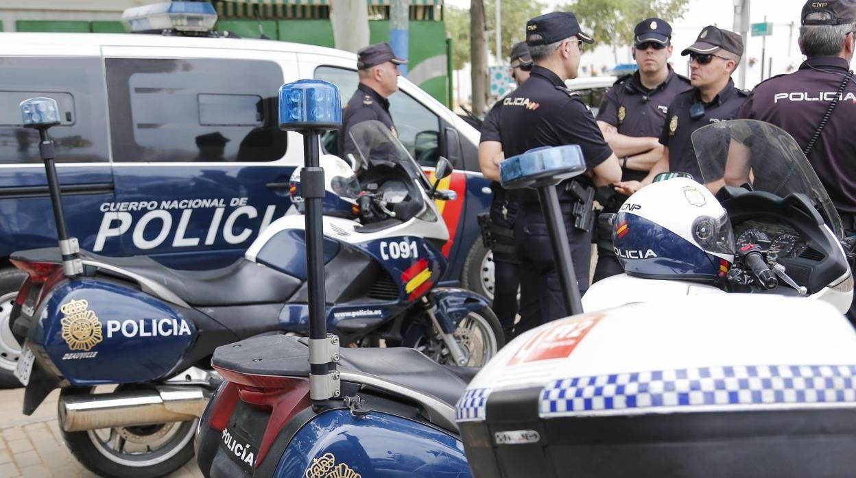 Agentes de la Policía Nacional, durante un dispositivo en Córdoba