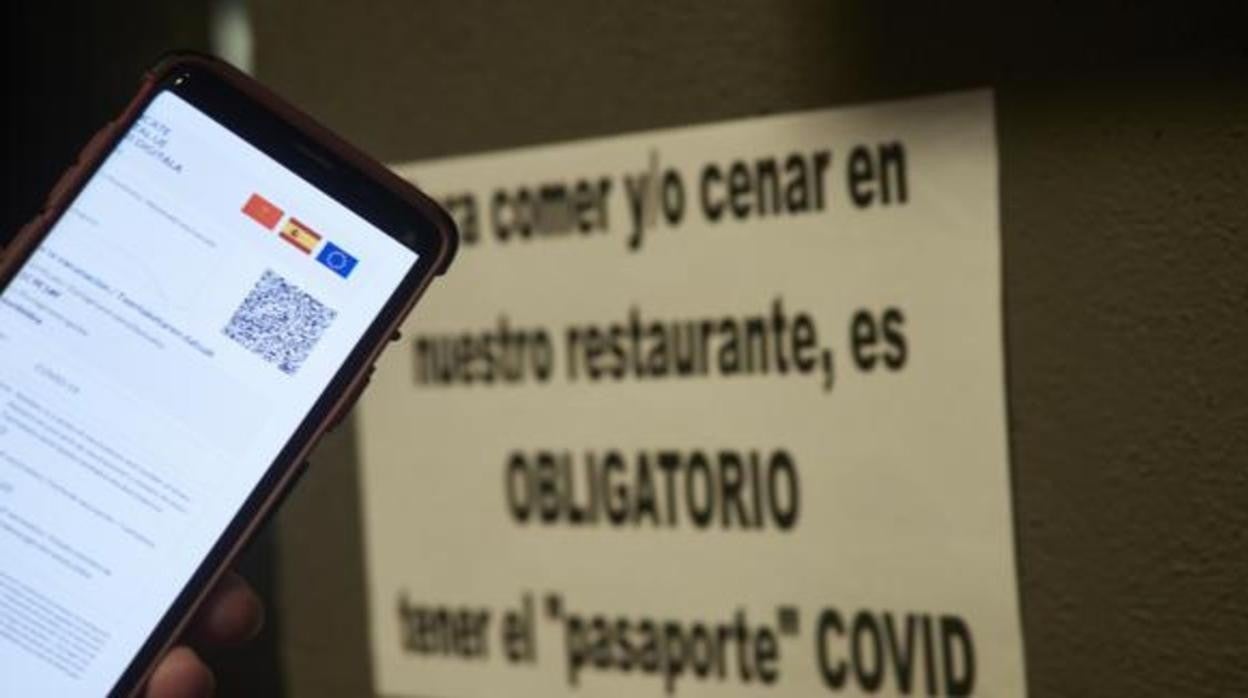 Un pasaporte Covid a la puerta de un local de hostelería