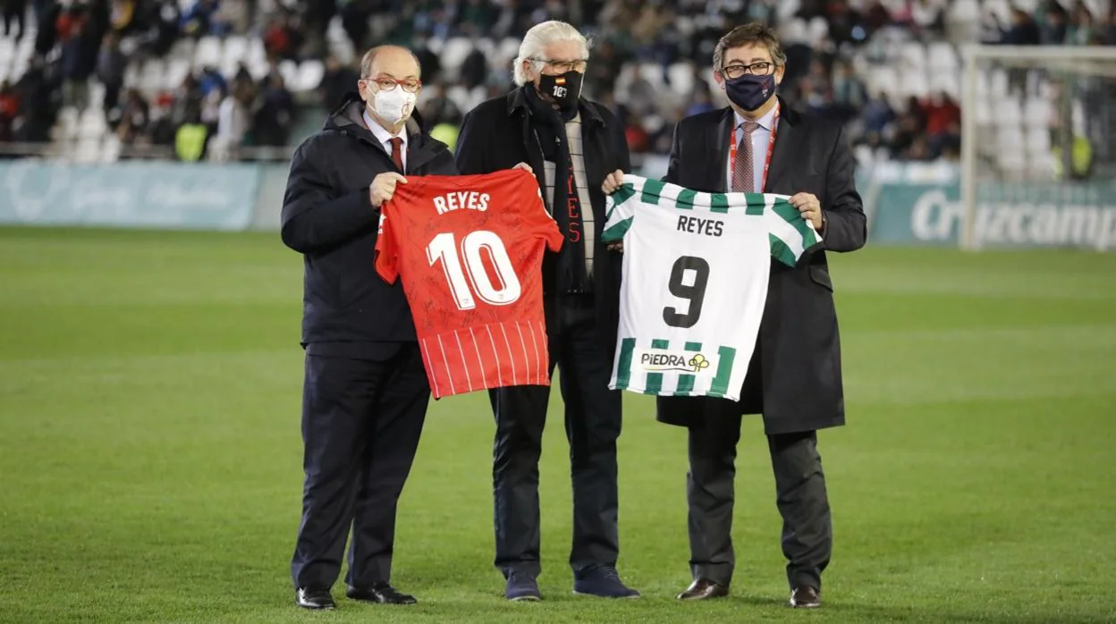 González Calvo y Castro entregan las camisetas en el recuerdo a Reyes