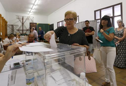 Una mujer vota en el colegio Caballeros de Santiago en las municipales de 2019