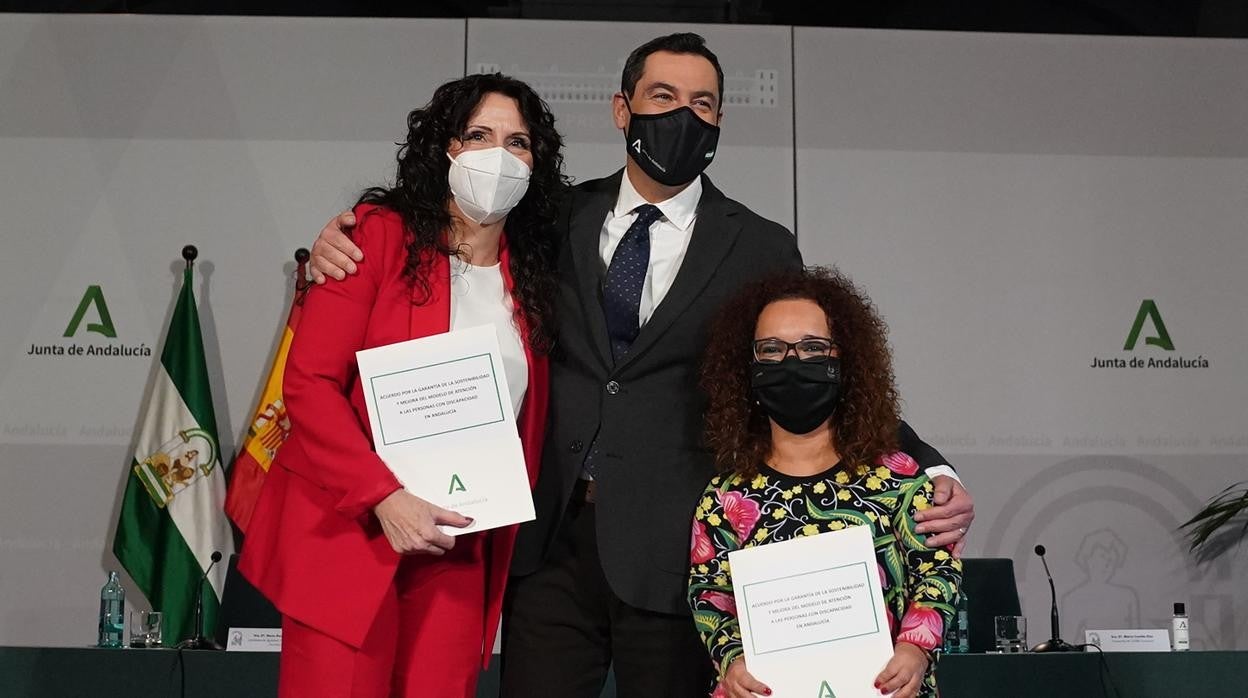 El presidente de la Junta junto a la consejera de Igualdad y Políticas Sociales, Rocío Ruiz, y la presidenta del Cermi, Marta Castillo