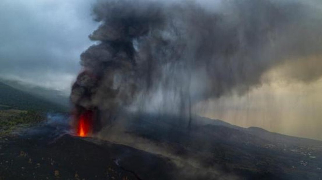 Foto del Volcán de la Palma durante su erupción