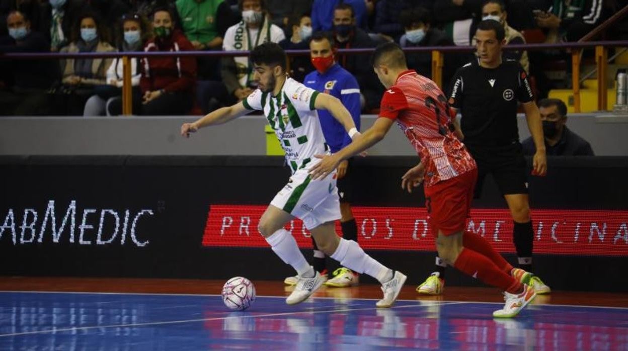 Lucas Perin conduce el balón ante Elpozo