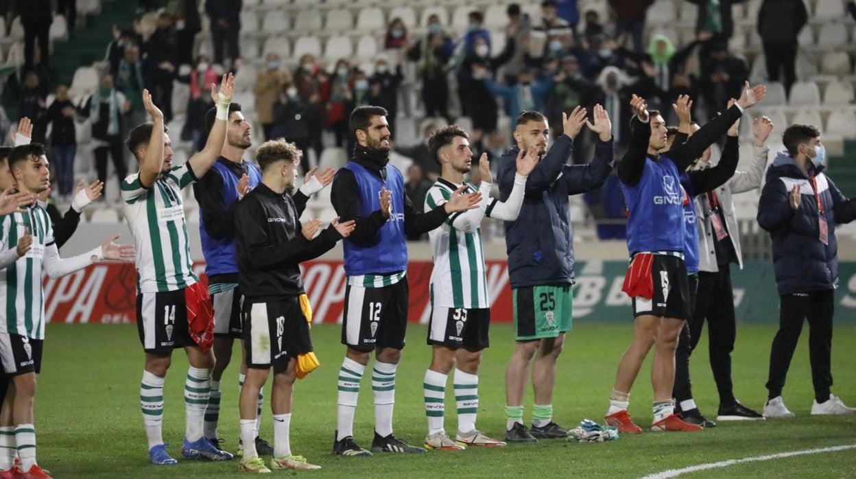 Los jugadores del Córdoba aplauden a la afición blanquiverde al final del partido ante el Sevilla