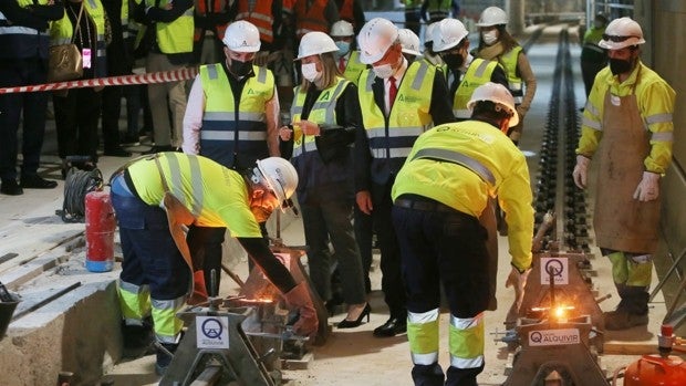 La Junta culmina el montaje de la vía para llevar el metro al centro de Málaga