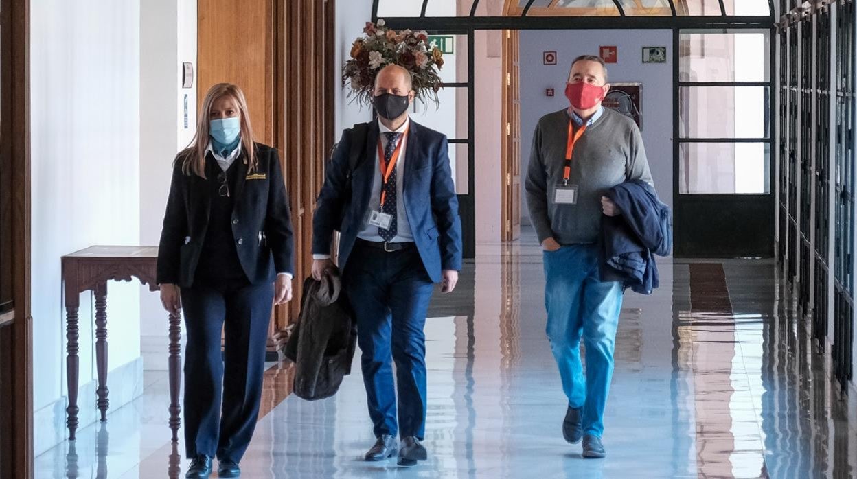 Antonio Tirado (derecha), exresponsable de UGT Andalucía, este viernes en el Parlamento