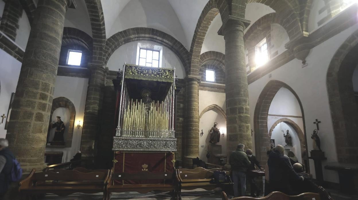 La Virgen de la Salud, preparada en su palio para procesionar