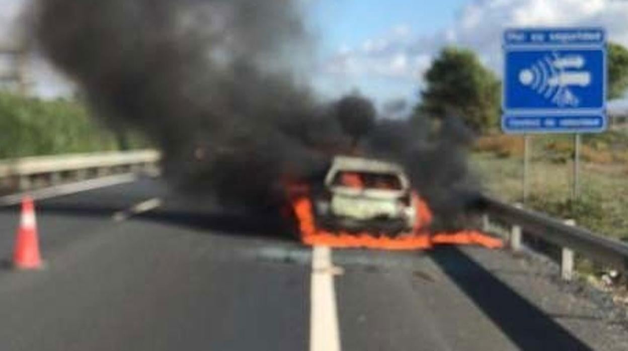 El coche en llamas a la lleghada de los agentes