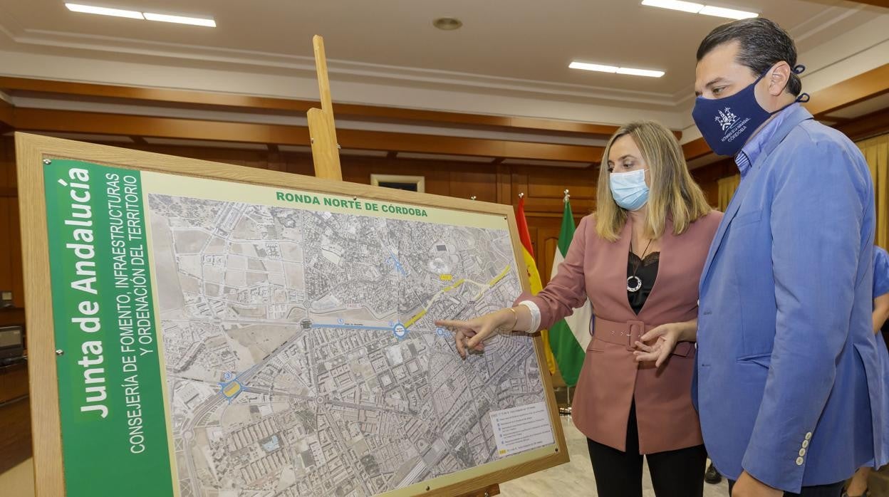 La consejera de Fomento, Marifran Carazo, junto al alcalde de Córdoba señala en el mapa los tramos de la Ronda Norte