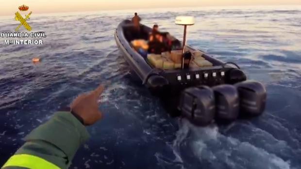 La Guardia Civil interviene 2,5 toneladas de hachís tras una persecución de los narcos en alta mar en Huelva