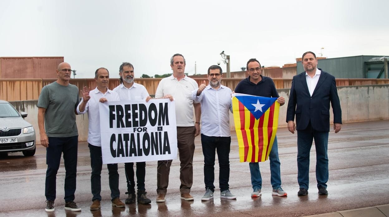 Varios de los políticos presos de Cataluña tras salir de la cárcel