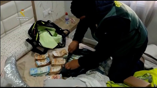 El gruista de los narcos que dormía sobre 150.000 euros en efectivo en La Línea y alijaba en Manilva