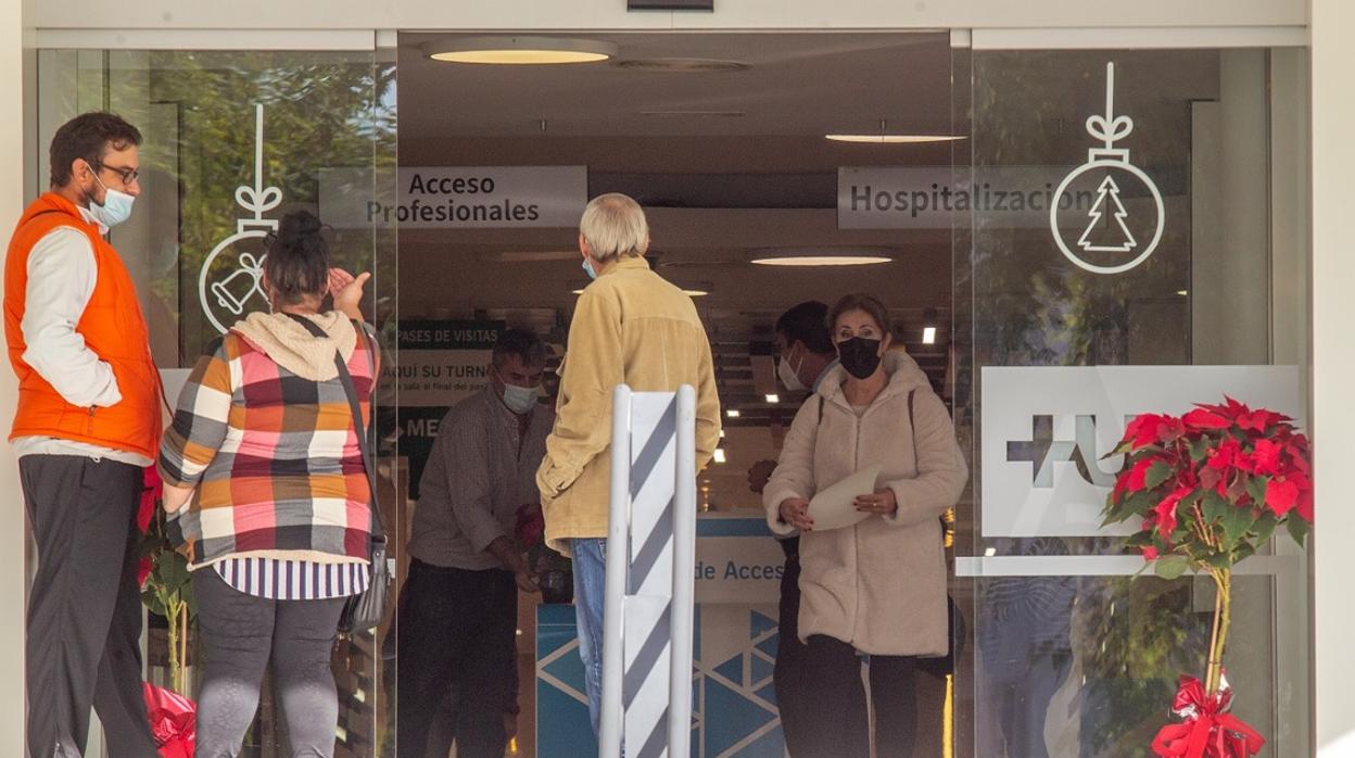 A los familiares de enfermos ingresados en el Hospital Virgen Macarena de Sevilla no se les ha pedido este miércoles el certificado Covid para entrar