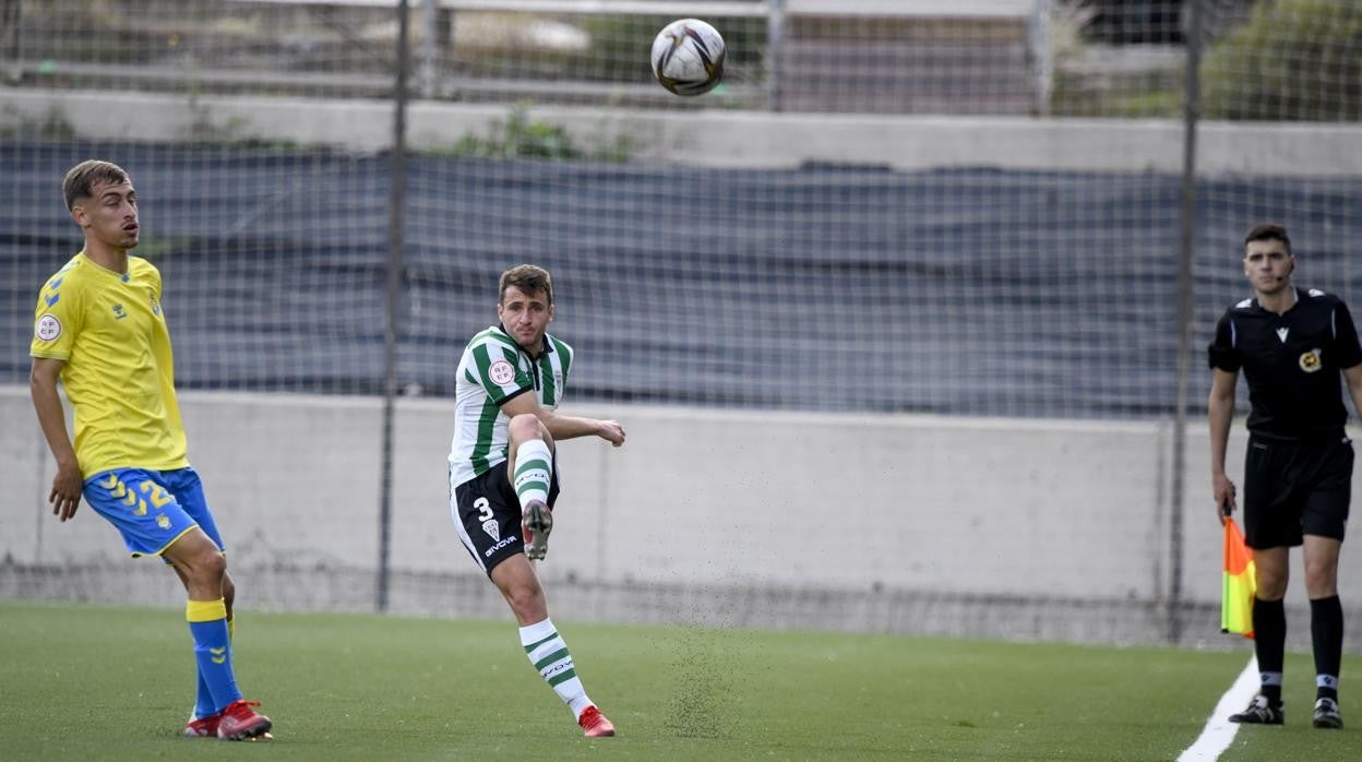 El lateral izquierdo del Córdoba CF Ekaitz Jiménez golpea el balón en Las Palmas