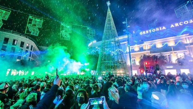 Nieve, música y fuegos artificiales encienden la Navidad en Almería