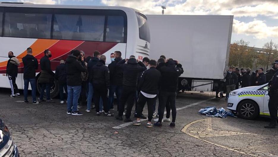 (Vídeo) Ultras del Recreativo protagonizan graves incidentes cerca del estadio del Córdoba CF
