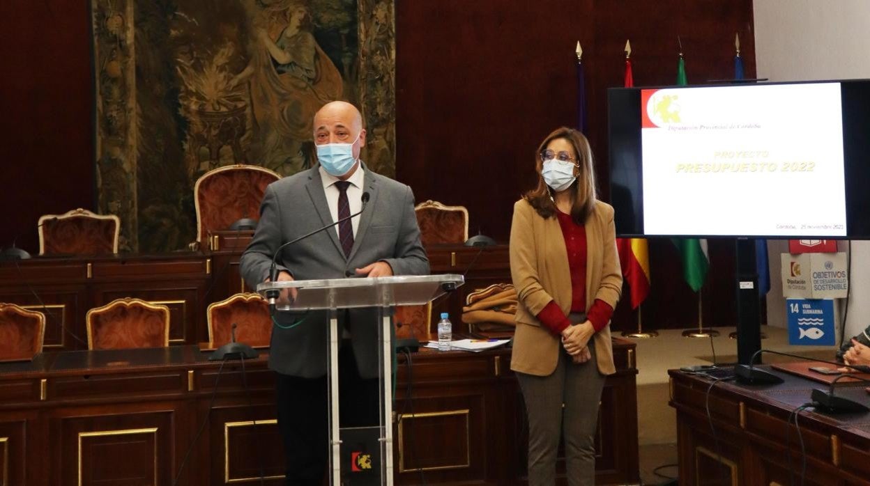 El presidente, Antonio Ruiz, y la vicepresidenta, Felisa Cañete, durante la presentación