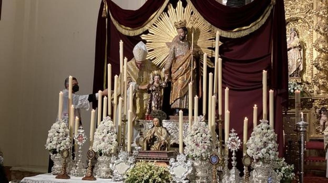 El obispo, durante la coronación a San José y el NIño, en mayo en el convento de Santa Ana