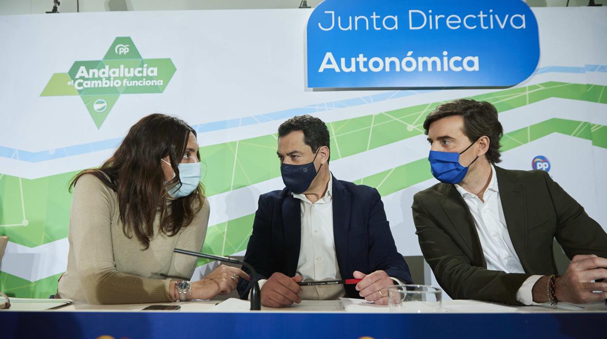 La secretaria general del Partido Popular en Andalucía, Loles López, el presidente de la Junta, Juanma Moreno, y el vicesecretario de Comunicación, Pablo Montesinos